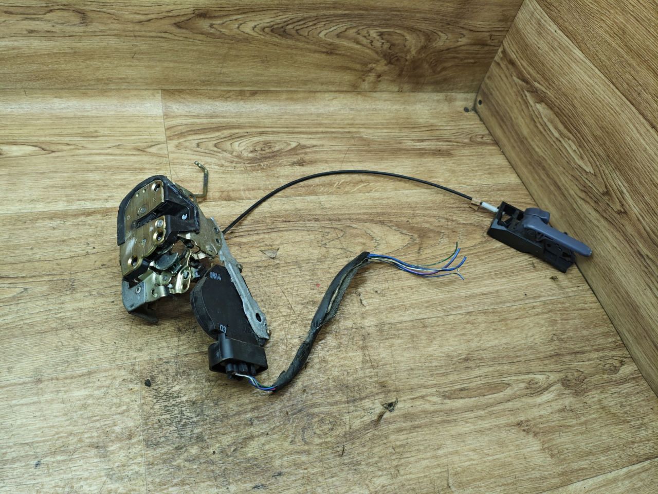 замок двери передней левой Toyota Picnic 1 поколение 1998, 2.2 л., 3C-TE, дизель, МКПП, минивэн - фото №1