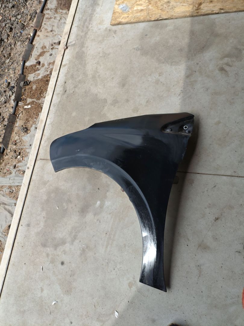 крыло переднее левое Peugeot 208 1 поколение 2012, 1.2 л., бензин, МКПП, хетчбэк 3 дв. - фото №1