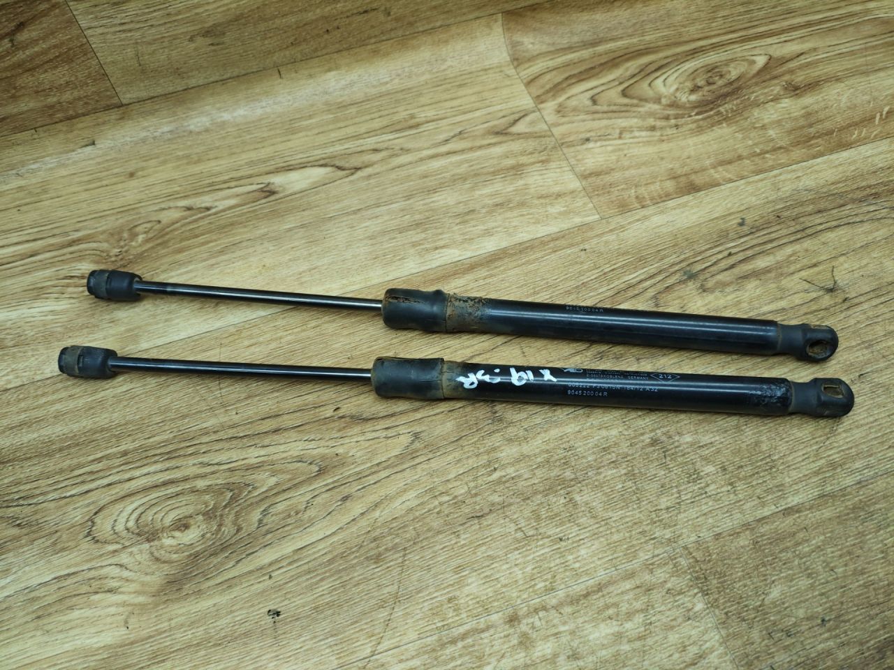 амортизатор крышки багажника (3-5 двери) Renault Duster 1 поколение 2012, 2.0 л., F4R 403, бензин, АКПП, внедорожник 5 дв., передний привод, 904520004R - фото №1