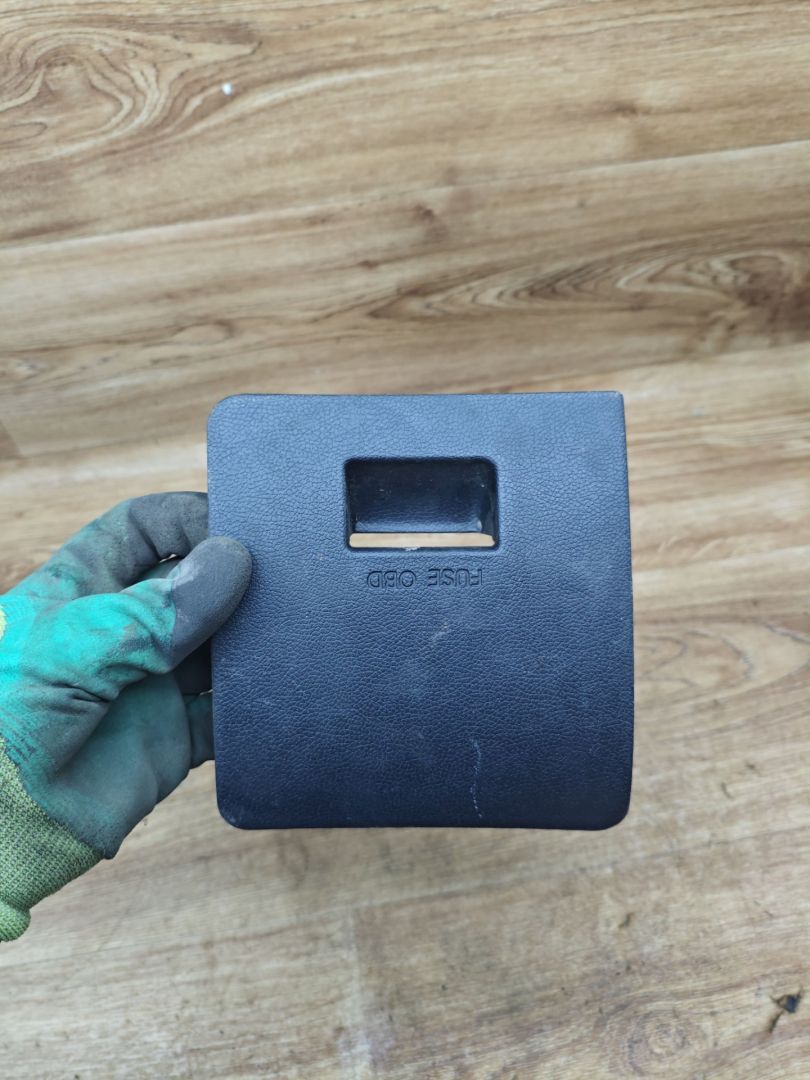 крышка блока предохранителей Hyundai Solaris 1 поколение 2013, 1.6 л., G4FC, бензин, АКПП, седан, 84755-1R000 - фото №1