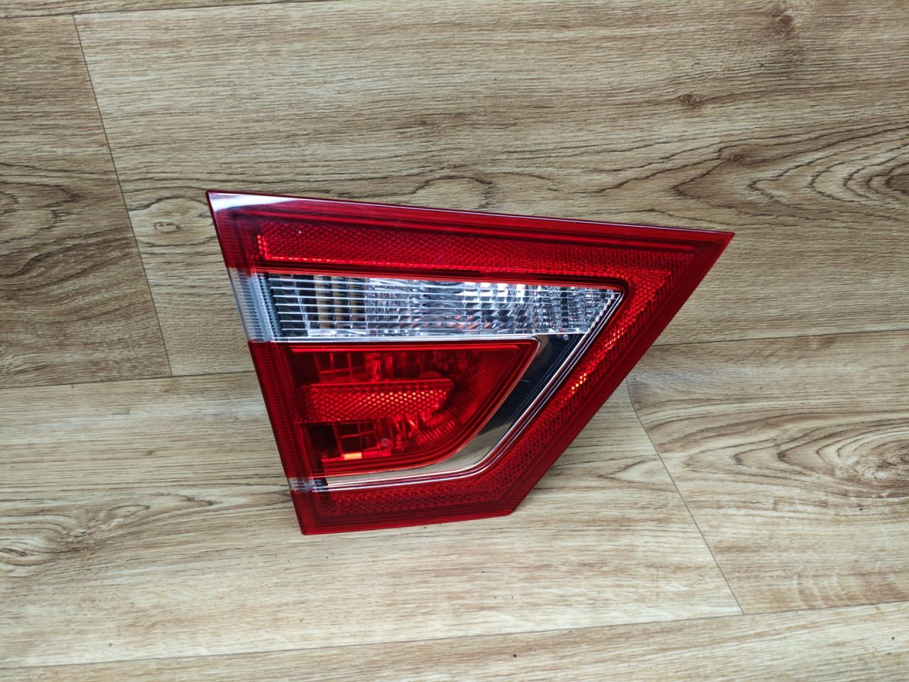 фонарь крышки багажника левый Lada Vesta 1 поколение 2017, 1.6 л., бензин, МКПП, седан, 8450006965 - фото №1