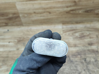 повторитель поворота на крыле правый Renault Duster 1 поколение 2012, 2.0 л., F4R 403, бензин, АКПП, внедорожник 5 дв., передний привод, 8200257684