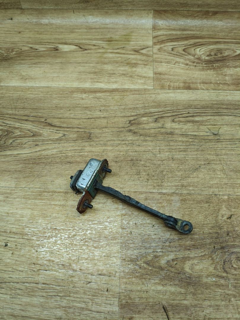 ограничитель открывания двери Hyundai ix35 1 поколение 2012, 2.0 л., G4KD, бензин, МКПП, внедорожник 5 дв., передний привод - фото №1