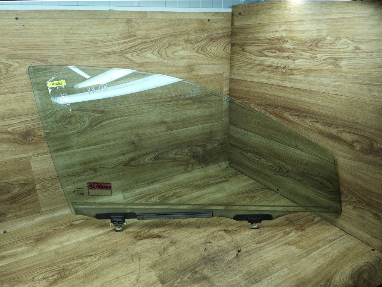 стекло двери передней правой Toyota Corolla 9 поколение (E120/E130) 2002, 1.4 л., 4ZZ-FE, бензин, МКПП, хетчбэк 5 дв. - фото №1