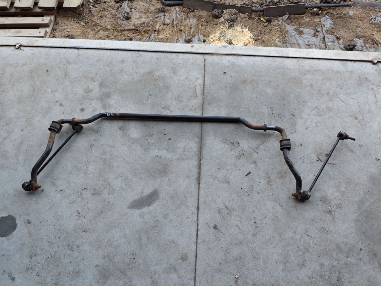 стабилизатор подвески передний Renault Duster 1 поколение 2012, 2.0 л., F4R 403, бензин, АКПП, внедорожник 5 дв., передний привод - фото №1