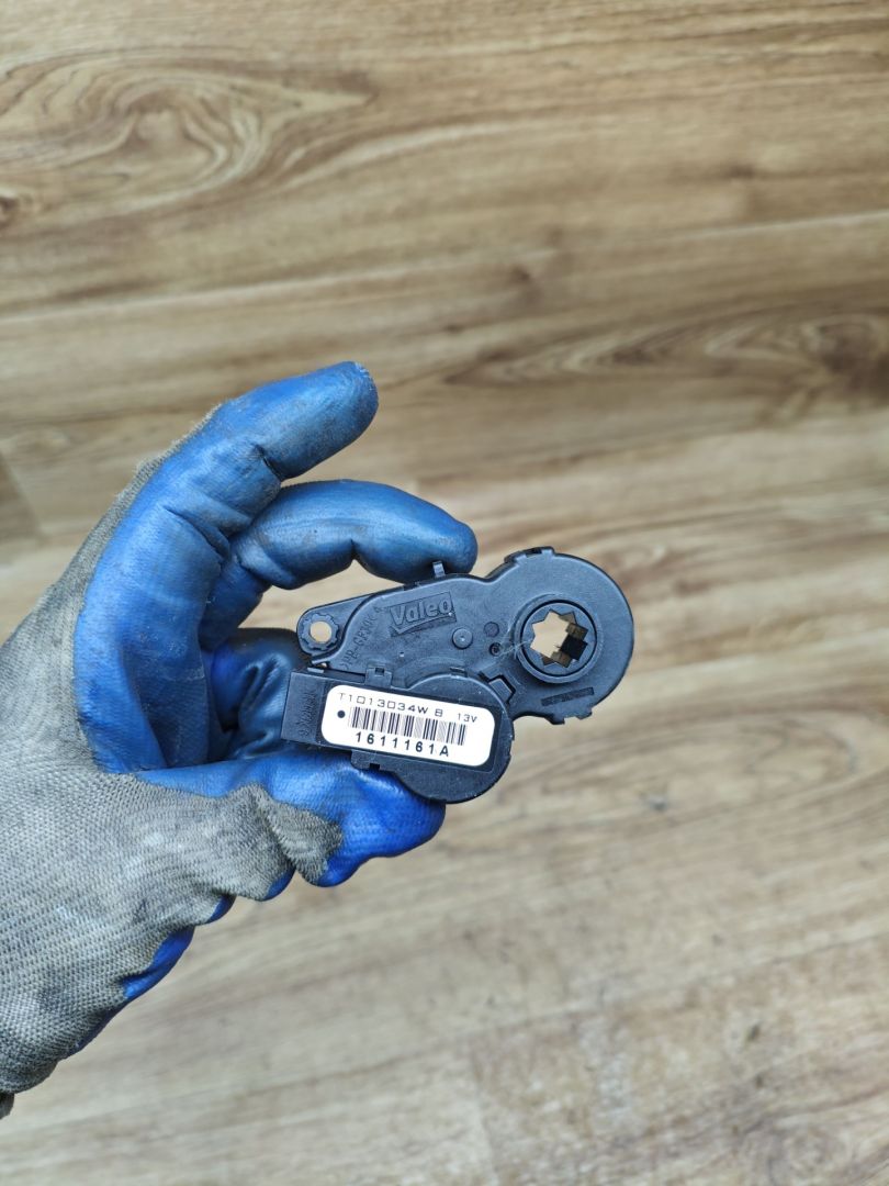 моторчик заслонки печки Lada Vesta 1 поколение 2017, 1.6 л., бензин, МКПП, седан, 1611161A, T1013034WB - фото №1