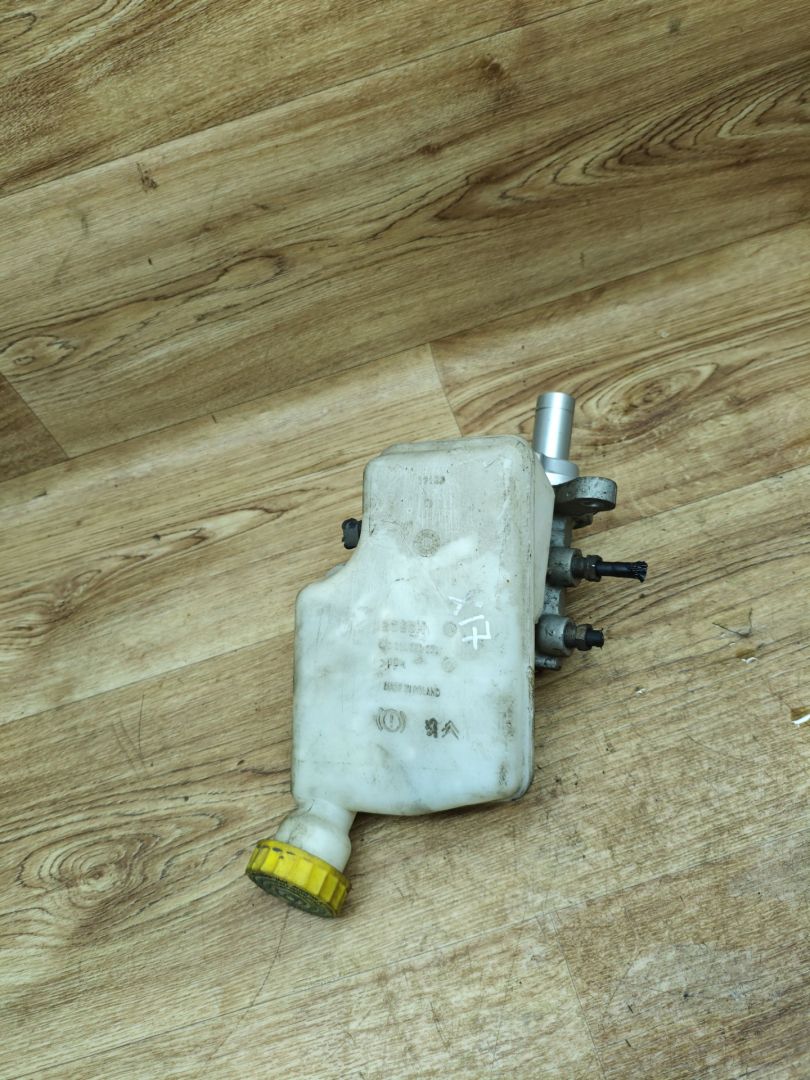 цилиндр тормозной главный Peugeot 208 1 поколение 2012, 1.2 л., бензин, МКПП, хетчбэк 3 дв. - фото №1