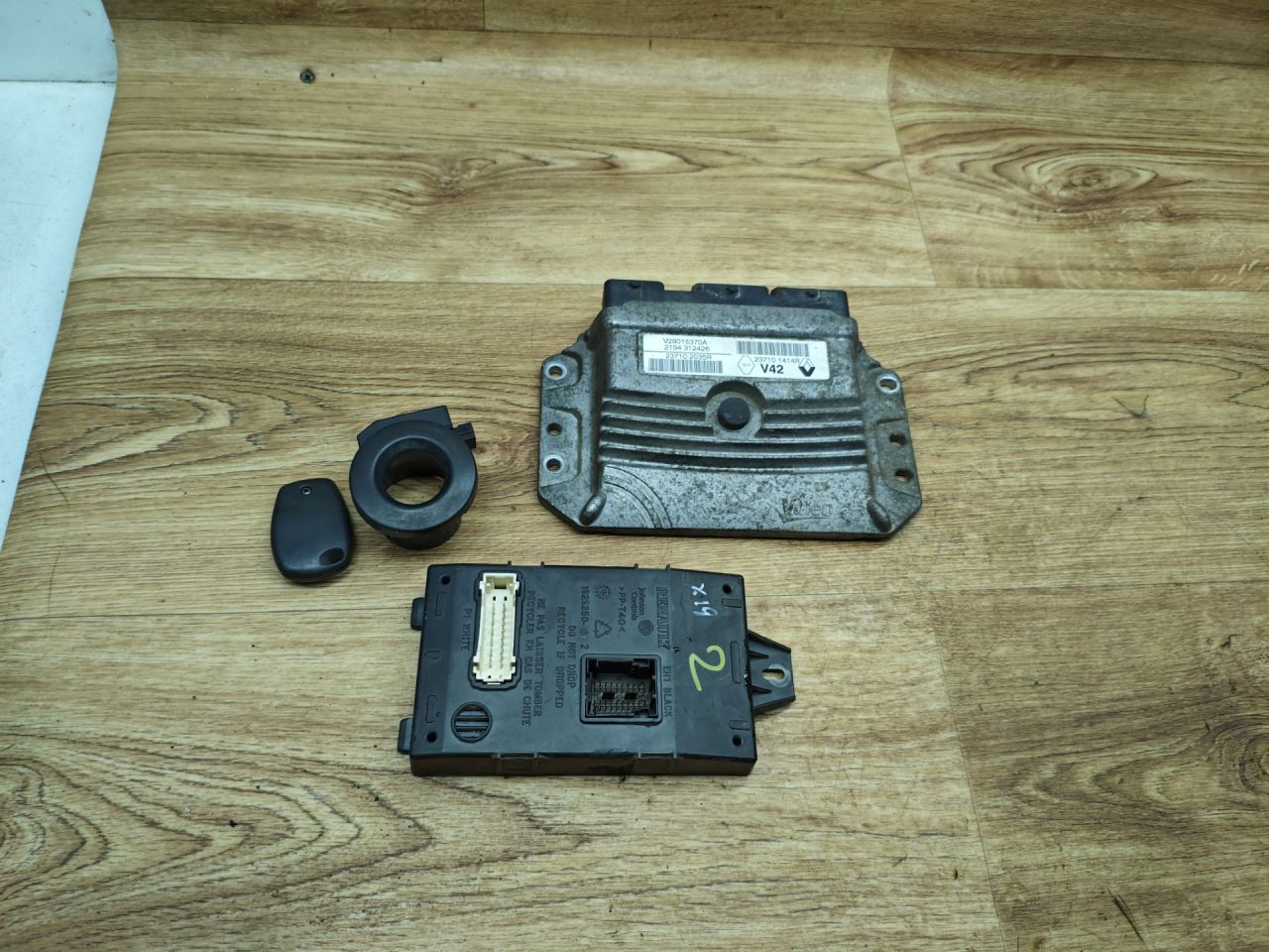блок управления двигателем Renault Duster 1 поколение 2012, 2.0 л., F4R 403, бензин, АКПП, внедорожник 5 дв., передний привод, 237102035R, 237101414R, 8201279201 - фото №1