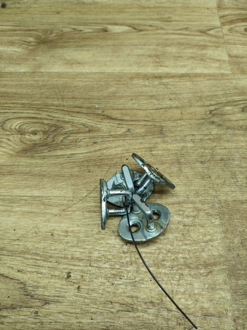 ответная часть (скоба) замка двери Hyundai ix35 1 поколение 2012, 2.0 л., G4KD, бензин, МКПП, внедорожник 5 дв., передний привод - фото №1