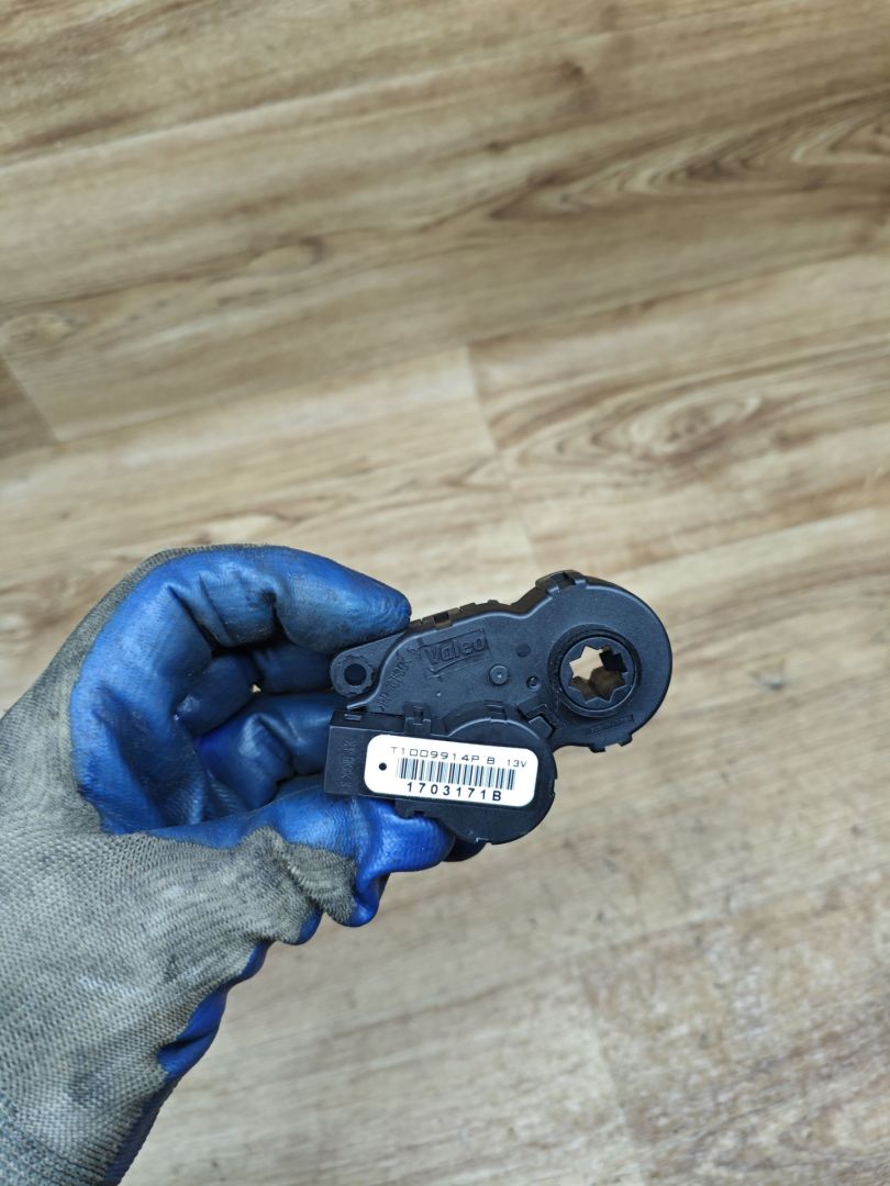 моторчик заслонки печки Lada Vesta 1 поколение 2017, 1.6 л., бензин, МКПП, седан, T1009914PB, 1703171B - фото №1