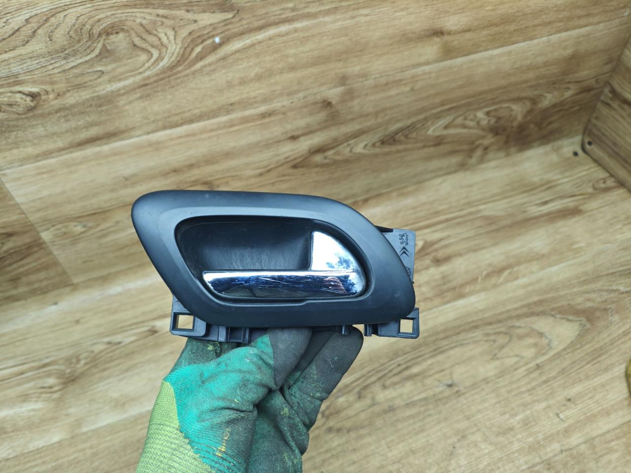 ручка внутренняя задняя правая Peugeot 5008 1 поколение 2011, 1.6 л., дизель, МКПП, минивэн, 9683446077, 9683446577 - фото №1