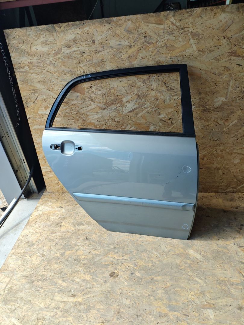 дверь задняя правая Toyota Corolla 9 поколение (E120/E130) 2002, 1.4 л., 4ZZ-FE, бензин, МКПП, хетчбэк 5 дв. - фото №1