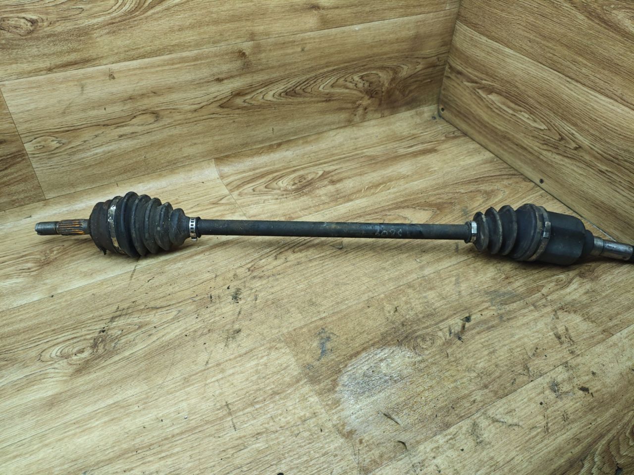 полуось передняя правая (приводной вал, ШРУС) Peugeot 208 1 поколение 2012, 1.2 л., бензин, МКПП, хетчбэк 3 дв. - фото №1