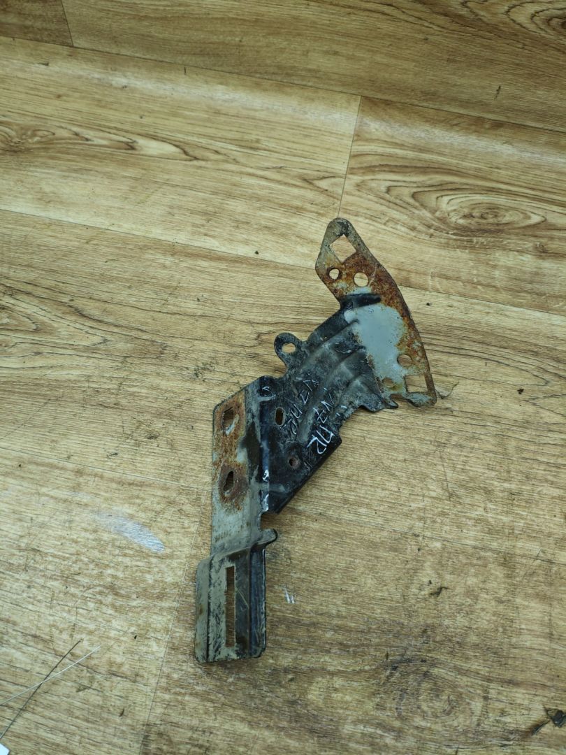 крепление ( кронштейн ) крыла Peugeot 208 1 поколение 2012, 1.2 л., бензин, МКПП, хетчбэк 3 дв. - фото №1