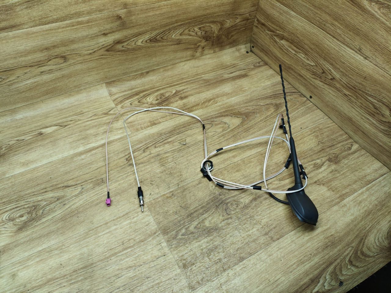 антенна Lada Vesta 1 поколение 2017, 1.6 л., бензин, МКПП, седан, 2170-7903070-00 - фото №1