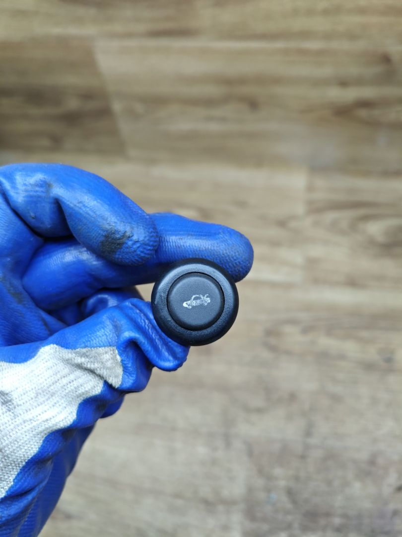 кнопка открытия багажника Lada Vesta 1 поколение 2017, 1.6 л., бензин, МКПП, седан, 22822-3710-02 - фото №1