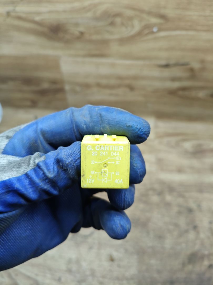 реле (прочие) Renault Duster 1 поколение 2012, 2.0 л., F4R 403, бензин, АКПП, внедорожник 5 дв., передний привод, 8200253921 - фото №1