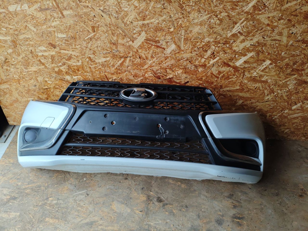 бампер передний Lada Vesta 1 поколение 2017, 1.6 л., бензин, МКПП, седан - фото №1