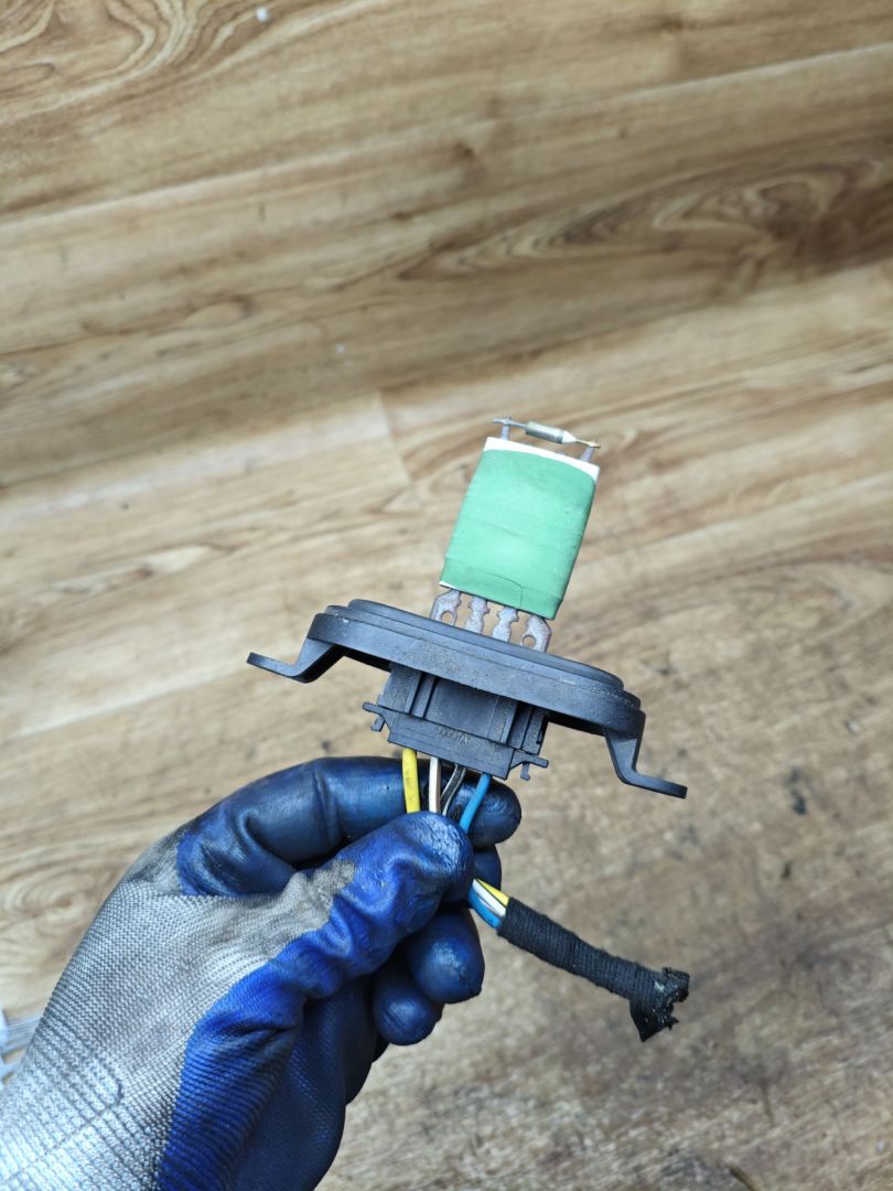 сопротивление печки Volkswagen Transporter T5 2004, 1.9 л., AXC, дизель, МКПП, микроавтобус - фото №1