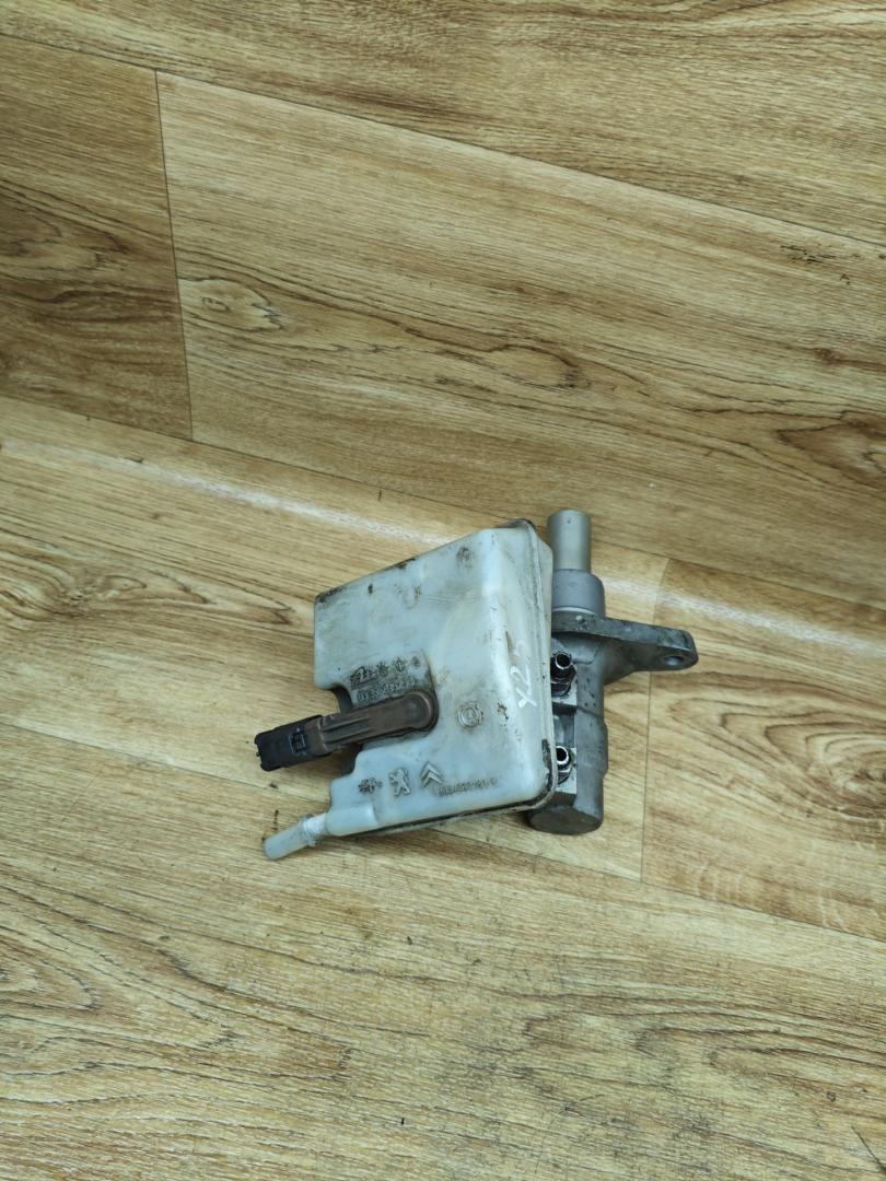 цилиндр тормозной главный Peugeot 5008 1 поколение 2011, 1.6 л., дизель, МКПП, минивэн - фото №1