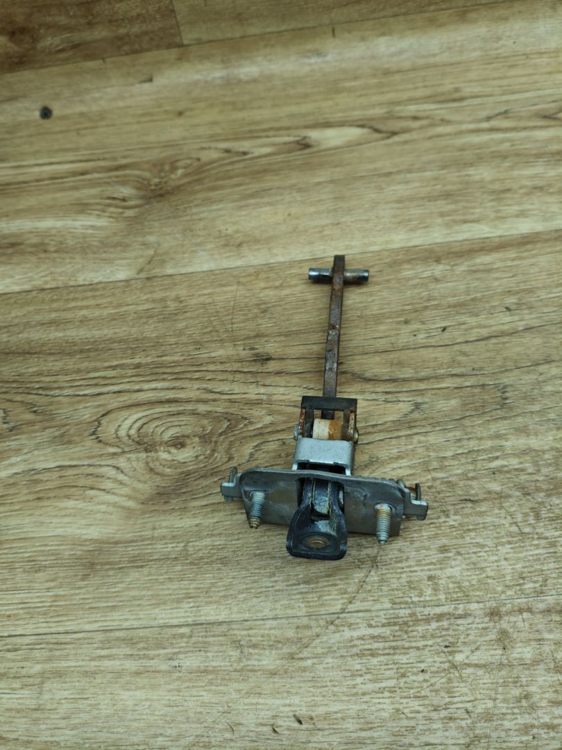 ограничитель открывания двери Peugeot 3008 1 поколение 2011, 1.6 л., дизель, МКПП, внедорожник 5 дв. - фото №1