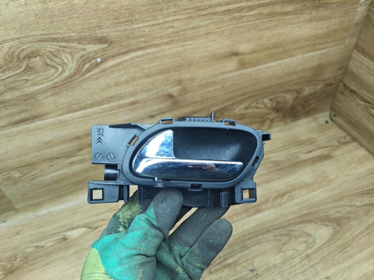 ручка внутренняя передняя левая Peugeot 5008 1 поколение 2011, 1.6 л., дизель, МКПП, минивэн, 9683446877, 9683446177 - фото №1