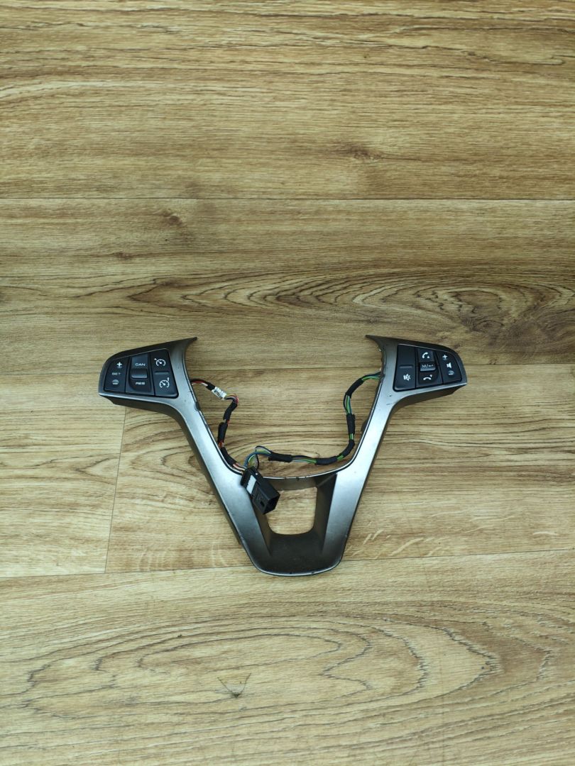 кнопки управления на руле Lada Vesta 1 поколение 2017, 1.6 л., бензин, МКПП, седан, 30150157, 30150156, 8450006832 - фото №1