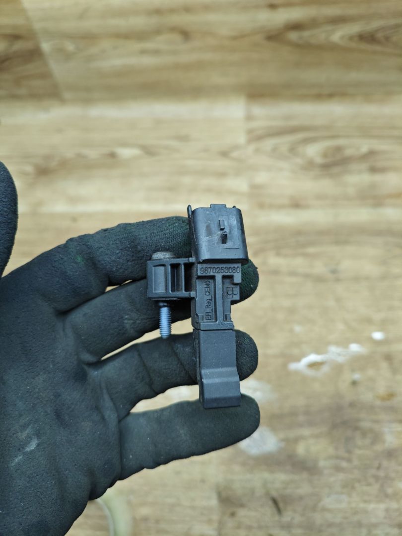 датчик коленвала Peugeot 208 1 поколение 2012, 1.2 л., бензин, МКПП, хетчбэк 3 дв., 9670253080 - фото №1