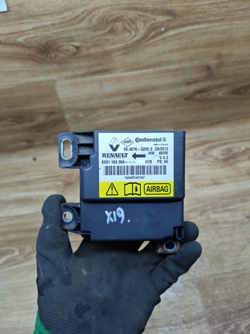 блок AirBag Renault Duster 1 поколение 2012, 2.0 л., F4R 403, бензин, АКПП, внедорожник 5 дв., передний привод, 8201163304 - фото №1