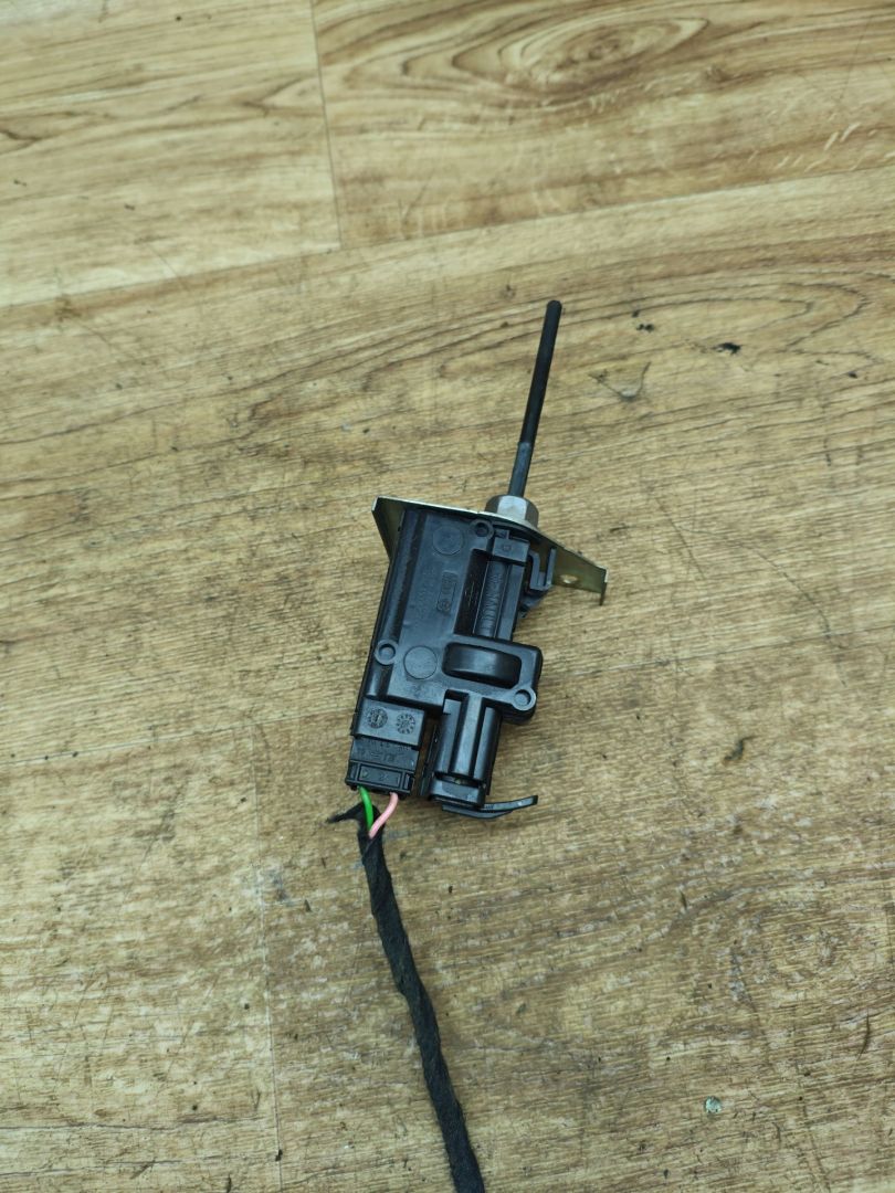 активатор замка крышки топливного бака Lada Vesta 1 поколение 2017, 1.6 л., бензин, МКПП, седан, 8450031755 - фото №1