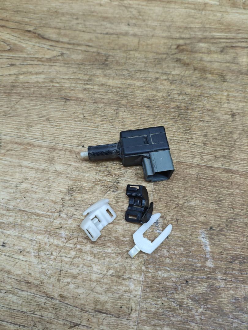 Датчик педали тормоза (лягушка) Hyundai Solaris 1 поколение 2013, 1.6 л., G4FC, бензин, АКПП, седан - фото №1