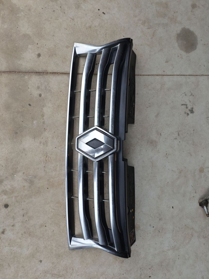 решетка радиатора Renault Duster 1 поколение 2012, 2.0 л., F4R 403, бензин, АКПП, внедорожник 5 дв., передний привод - фото №1