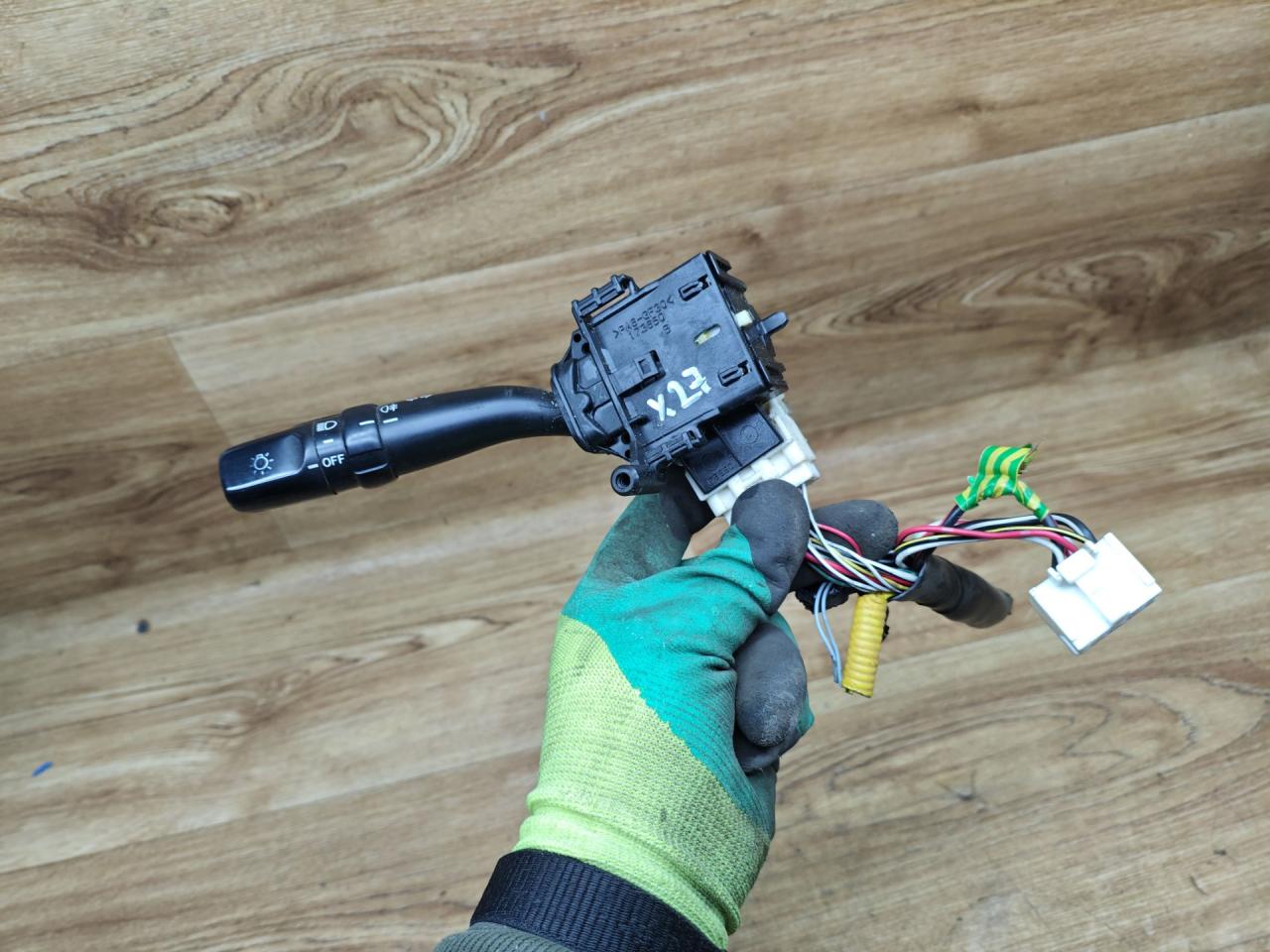 переключатель поворотов Toyota Avensis Verso 1 поколение 2003, 2.0 л., дизель, МКПП, минивэн - фото №1