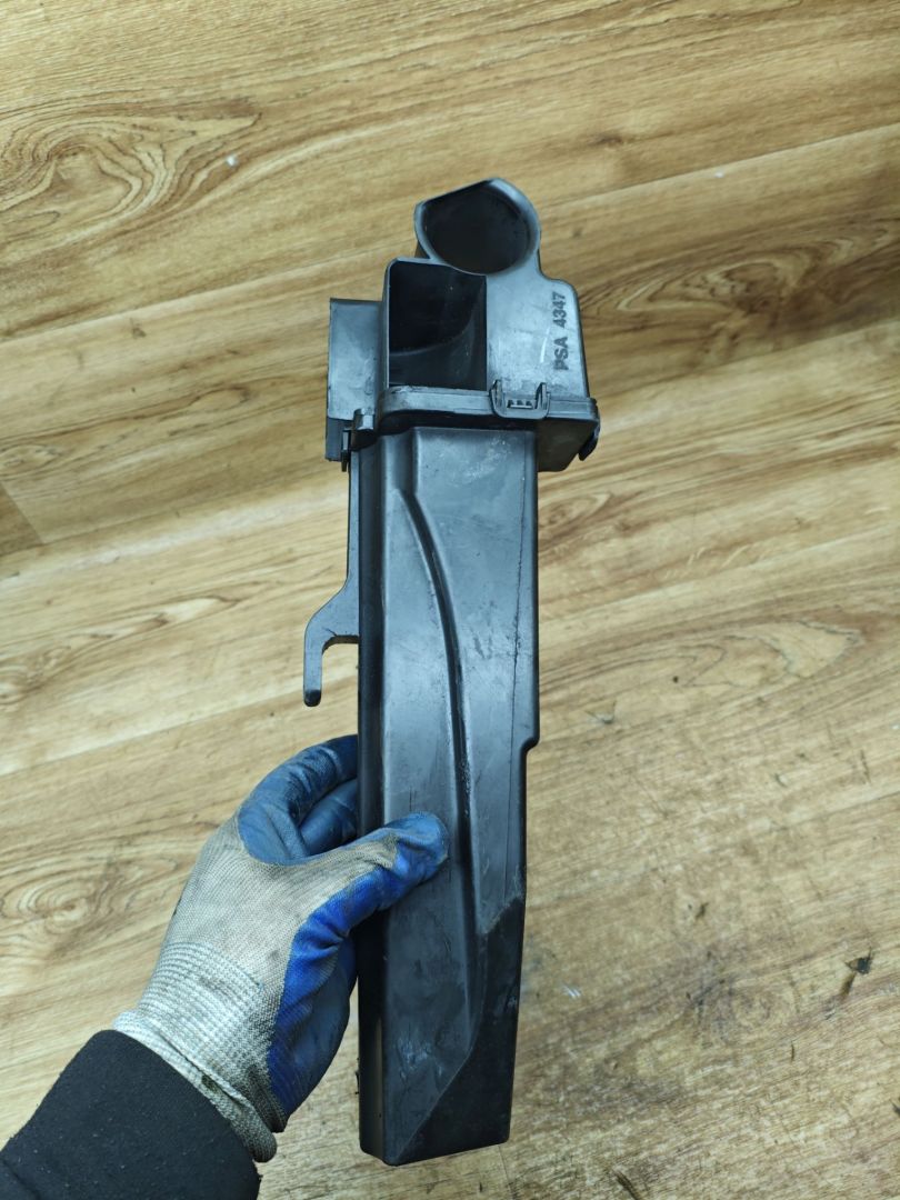 воздухозаборник Peugeot 208 1 поколение 2012, 1.2 л., бензин, МКПП, хетчбэк 3 дв., 9670851680 - фото №1