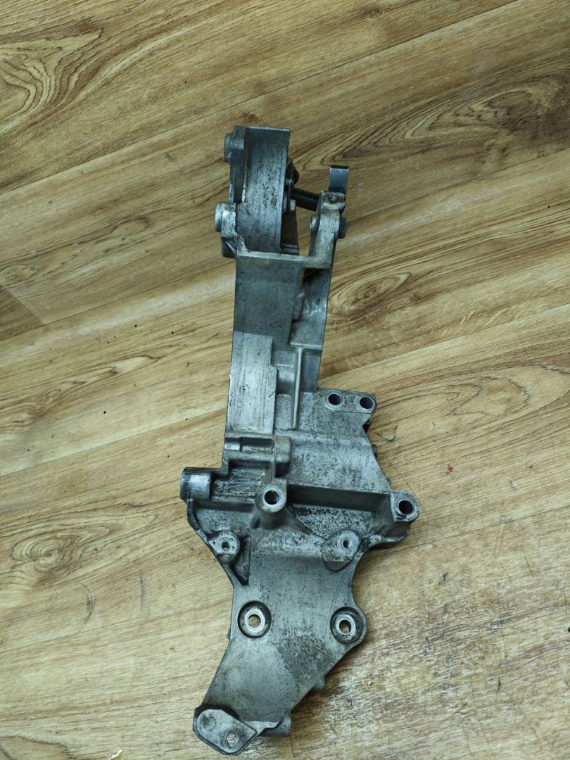 кронштейн генератора Renault Espace 4 поколение 2006, 2.2 л., G9T 742, дизель, МКПП, минивэн, 8200154164 - фото №1