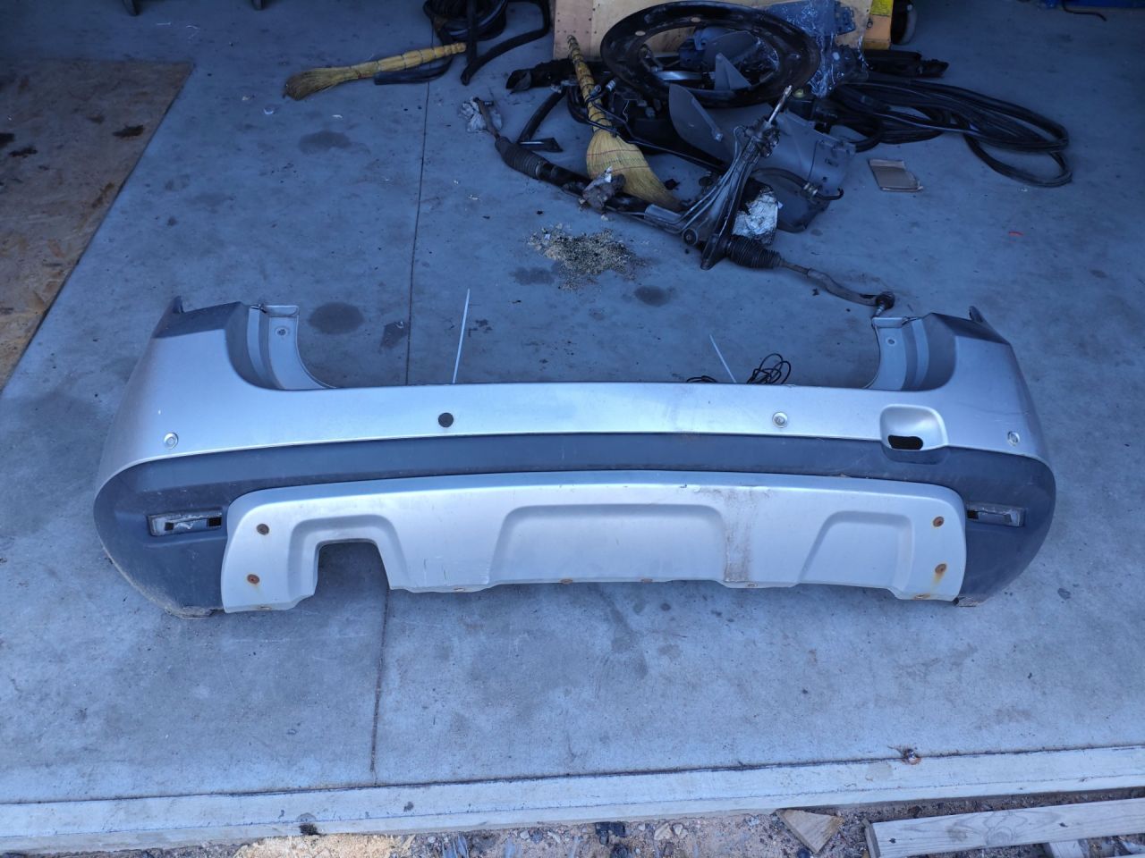 бампер задний Renault Duster 1 поколение 2012, 2.0 л., F4R 403, бензин, АКПП, внедорожник 5 дв., передний привод, 850225291R - фото №1