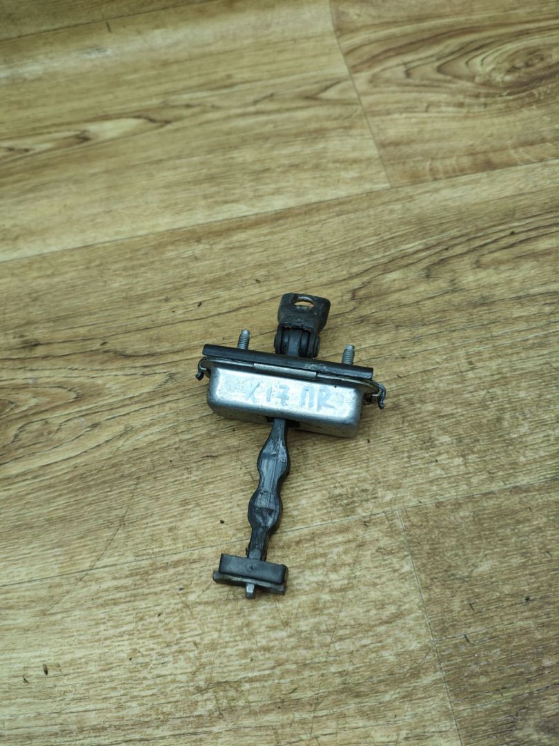 ограничитель открывания двери Peugeot 208 1 поколение 2012, 1.2 л., бензин, МКПП, хетчбэк 3 дв. - фото №1