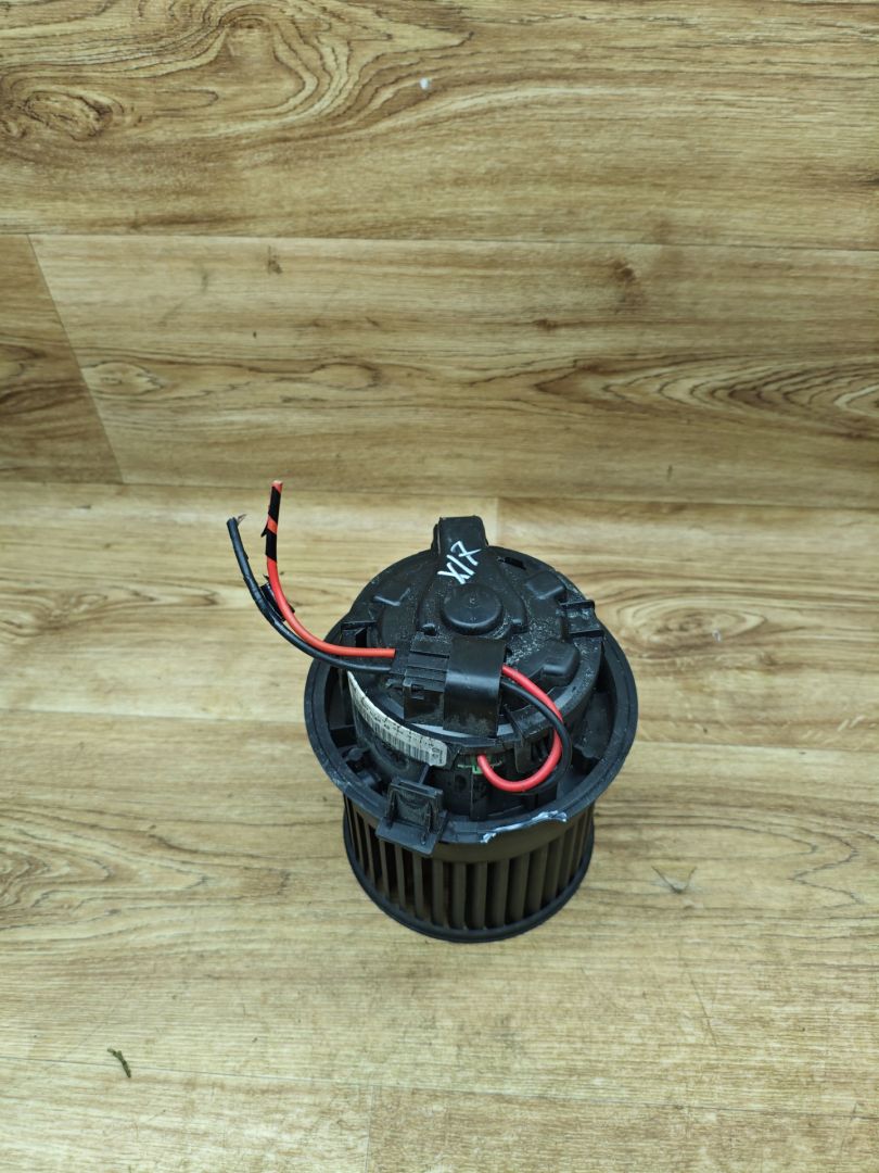 моторчик печки Peugeot 208 1 поколение 2012, 1.2 л., бензин, МКПП, хетчбэк 3 дв. - фото №1