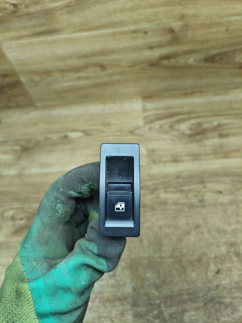 кнопка стеклоподъемника двери Lada Vesta 1 поколение 2017, 1.6 л., бензин, МКПП, седан, 8450006925 - фото №1