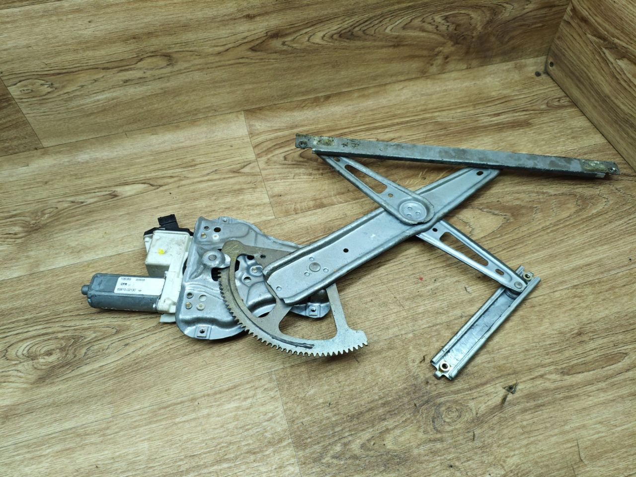 стеклоподъемник электрический передний правый Toyota Corolla 9 поколение (E120/E130) 2002, 1.4 л., 4ZZ-FE, бензин, МКПП, хетчбэк 5 дв., 69810-02130 - фото №1