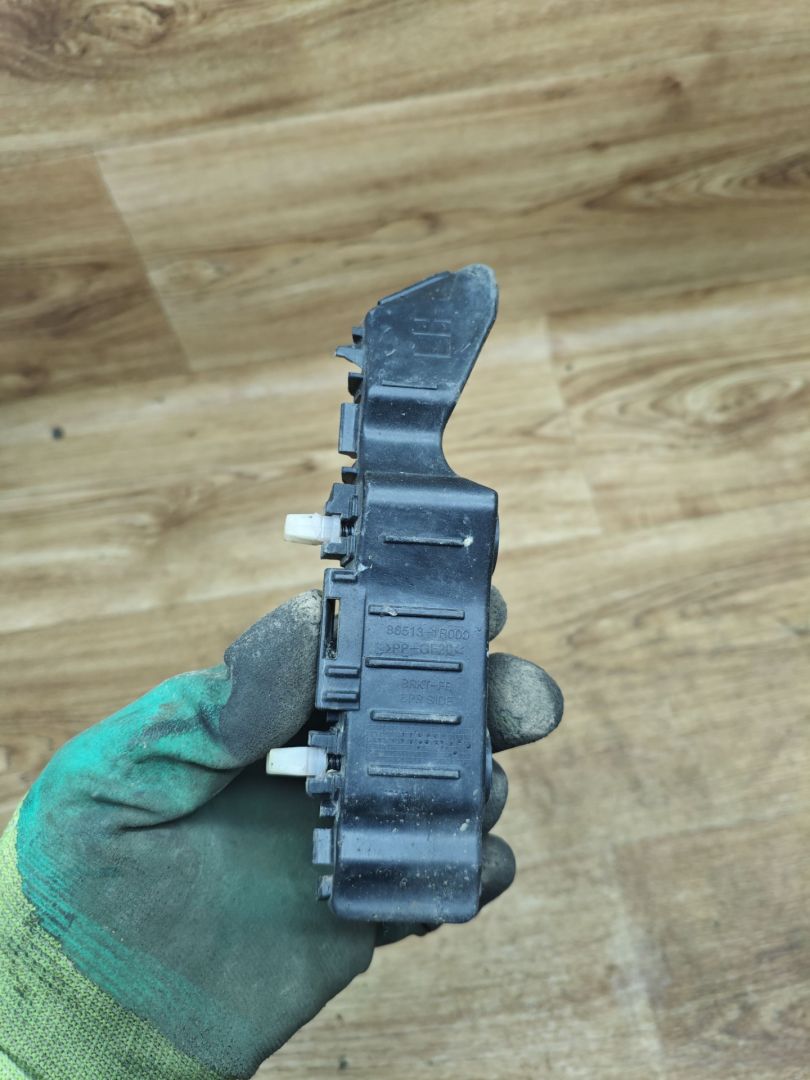 Крепление бампера переднего Hyundai Solaris 1 поколение 2013, 1.6 л., G4FC, бензин, АКПП, седан, 86513-1R000 - фото №1