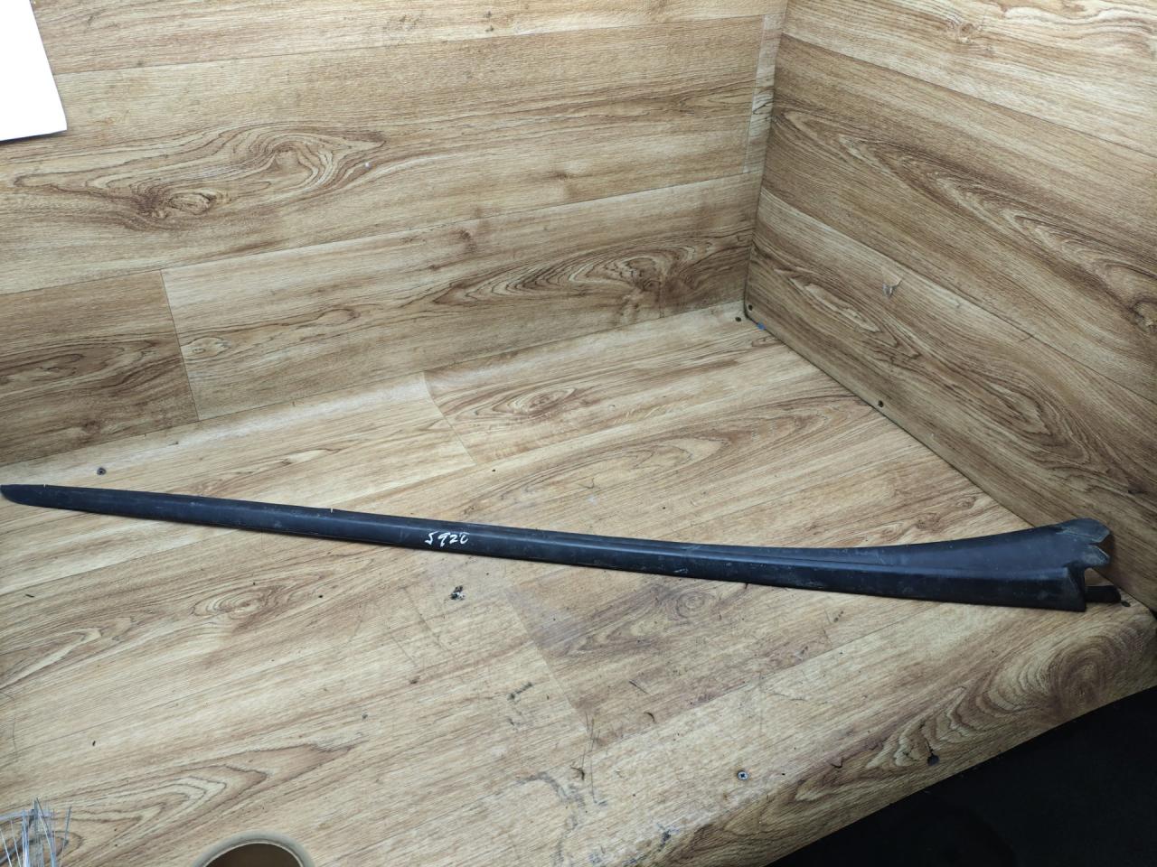 молдинг лобового стекла Peugeot 5008 1 поколение 2011, 1.6 л., дизель, МКПП, минивэн, 96858533 - фото №1