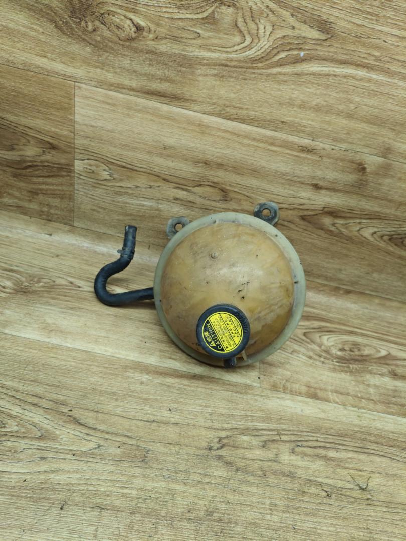 бачок расширительный Toyota Avensis Verso 1 поколение 2003, 2.0 л., дизель, МКПП, минивэн - фото №1