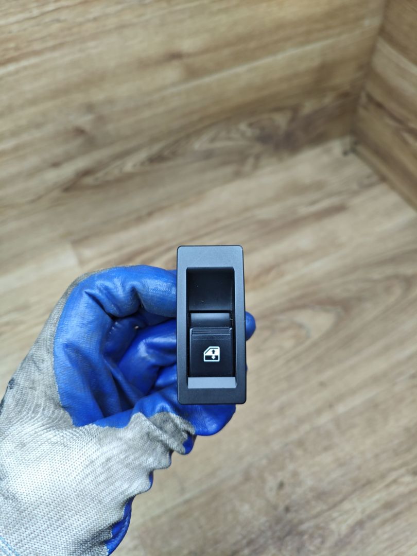 кнопка стеклоподъемника двери задней Lada Vesta 1 поколение 2017, 1.6 л., бензин, МКПП, седан, 8450006925 - фото №1