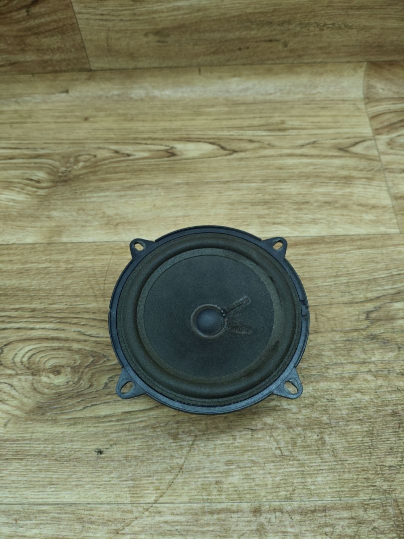 динамик двери Renault Duster 1 поколение 2012, 2.0 л., F4R 403, бензин, АКПП, внедорожник 5 дв., передний привод - фото №1