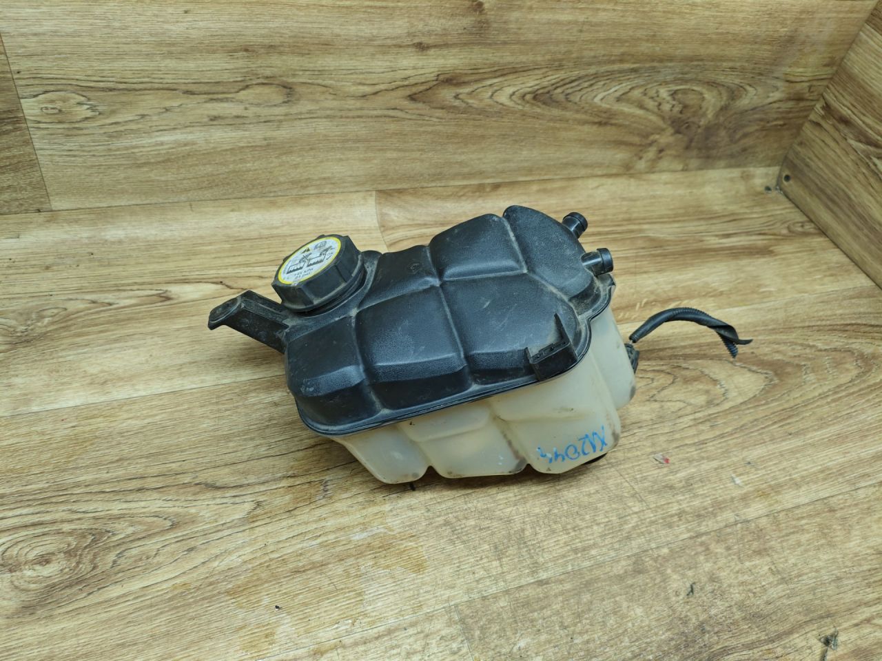 бачок расширительный Land Rover Range Rover Evoque L538 2012, 2.2 л., 224DT, дизель, МКПП, внедорожник 5 дв. - фото №1