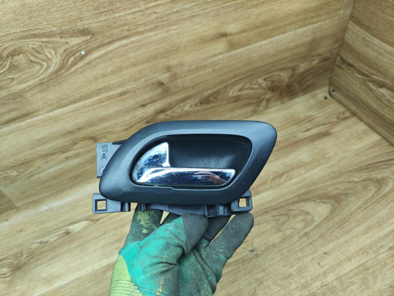 ручка внутренняя задняя левая Peugeot 5008 1 поколение 2011, 1.6 л., дизель, МКПП, минивэн, 9683446877, 9683446177 - фото №1