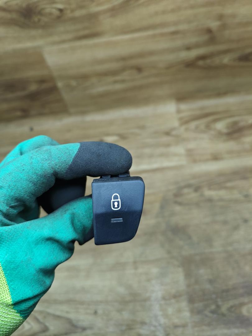 кнопка центрального замка Peugeot 5008 1 поколение 2011, 1.6 л., дизель, МКПП, минивэн - фото №1