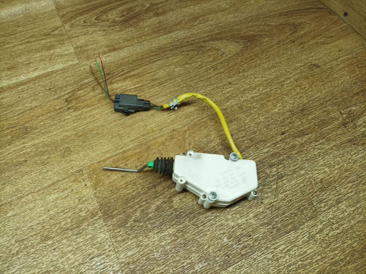 замок лючка топливного бака Volkswagen Sharan 1 поколение 1995, 2.0 л., ADY, бензин, МКПП, минивэн, 7M0959775C - фото №1