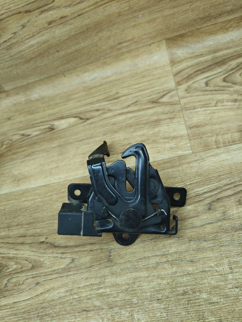 замок капота Hyundai Solaris 1 поколение 2013, 1.6 л., G4FC, бензин, АКПП, седан - фото №1